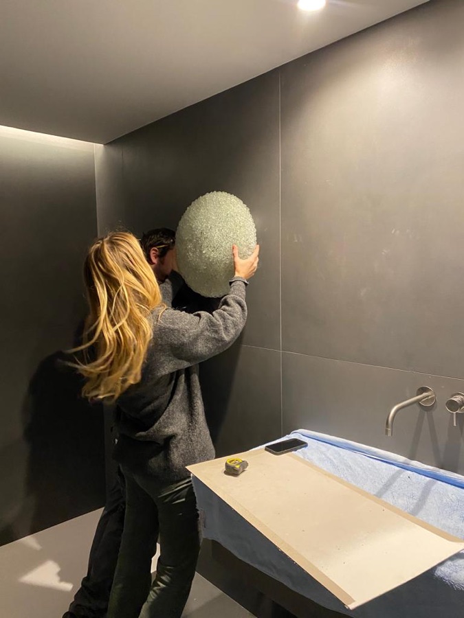 Ana Iraizoz colocando un espejo durante una reforma