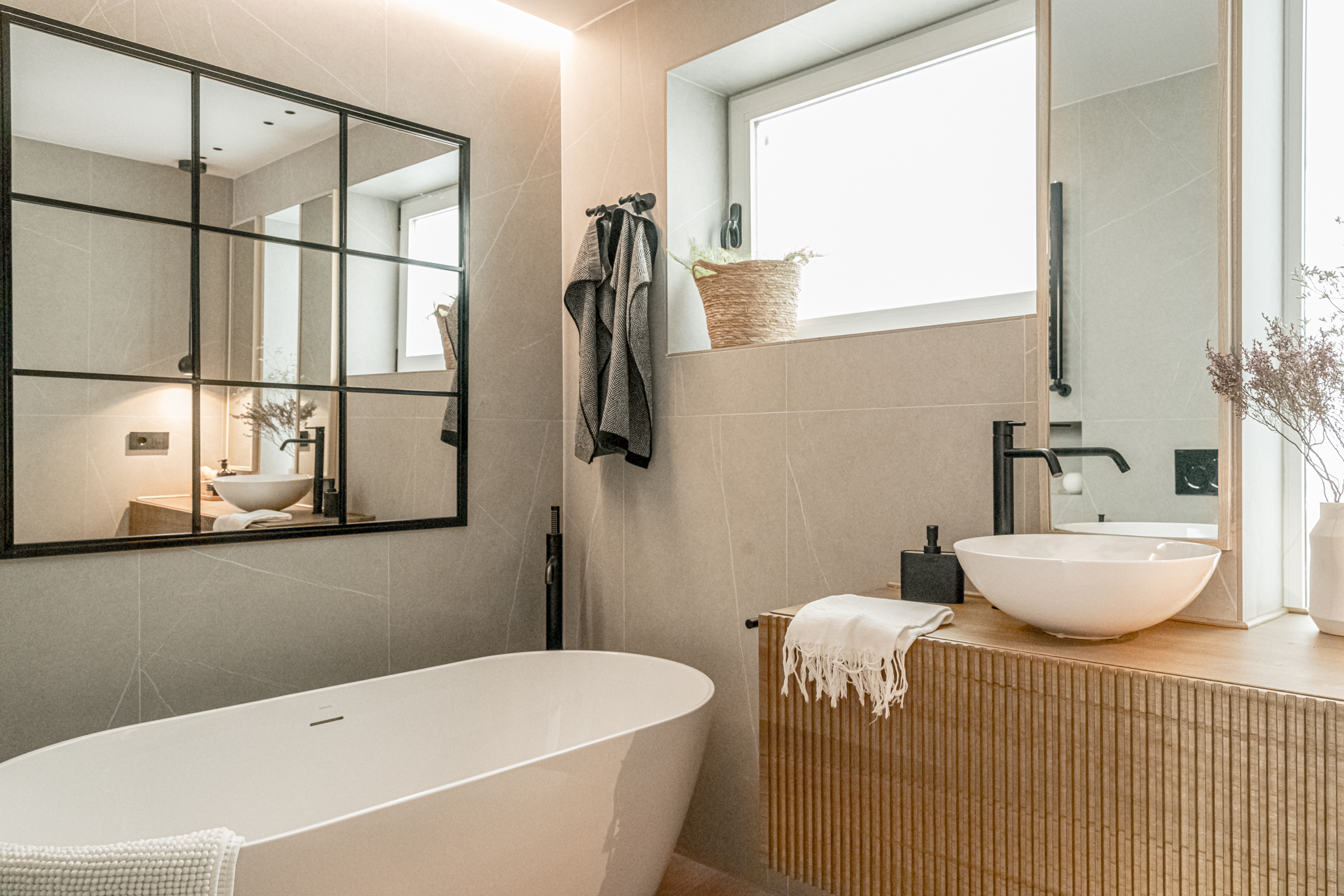 Baño de diseño con bañera exenta