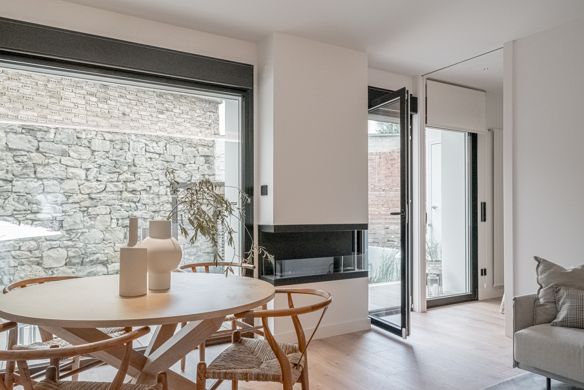 Salón con luz cálida y diseño contemporáneo