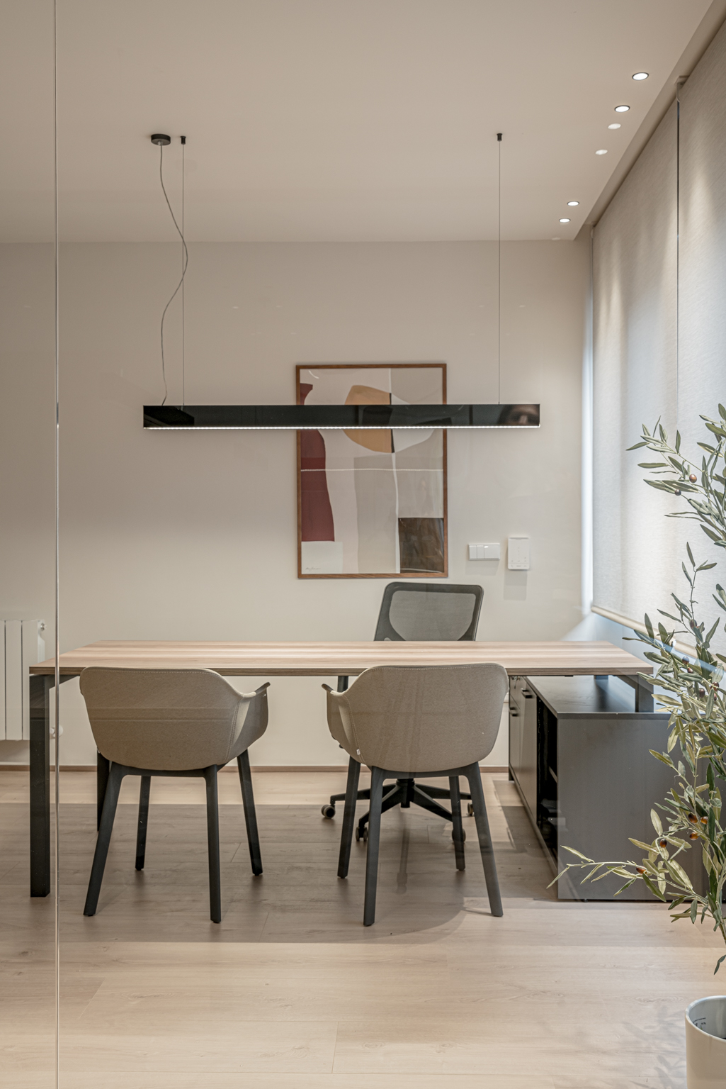 Oficina diseñada por AIA con revestimiento de madera y apliques dorados